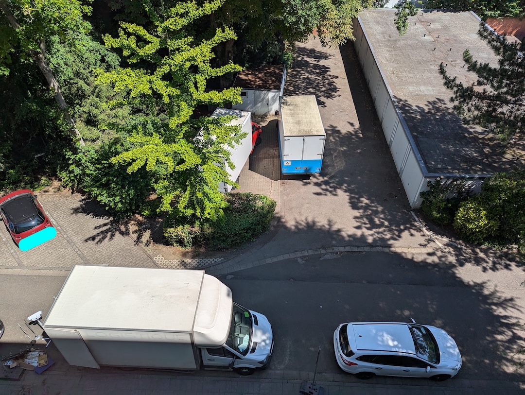 2025 搬家，来了三辆卡车。